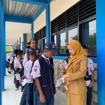 Pemeriksaan Kesehatan Gratis di SMPN 5 Tigaraksa oleh Puskes